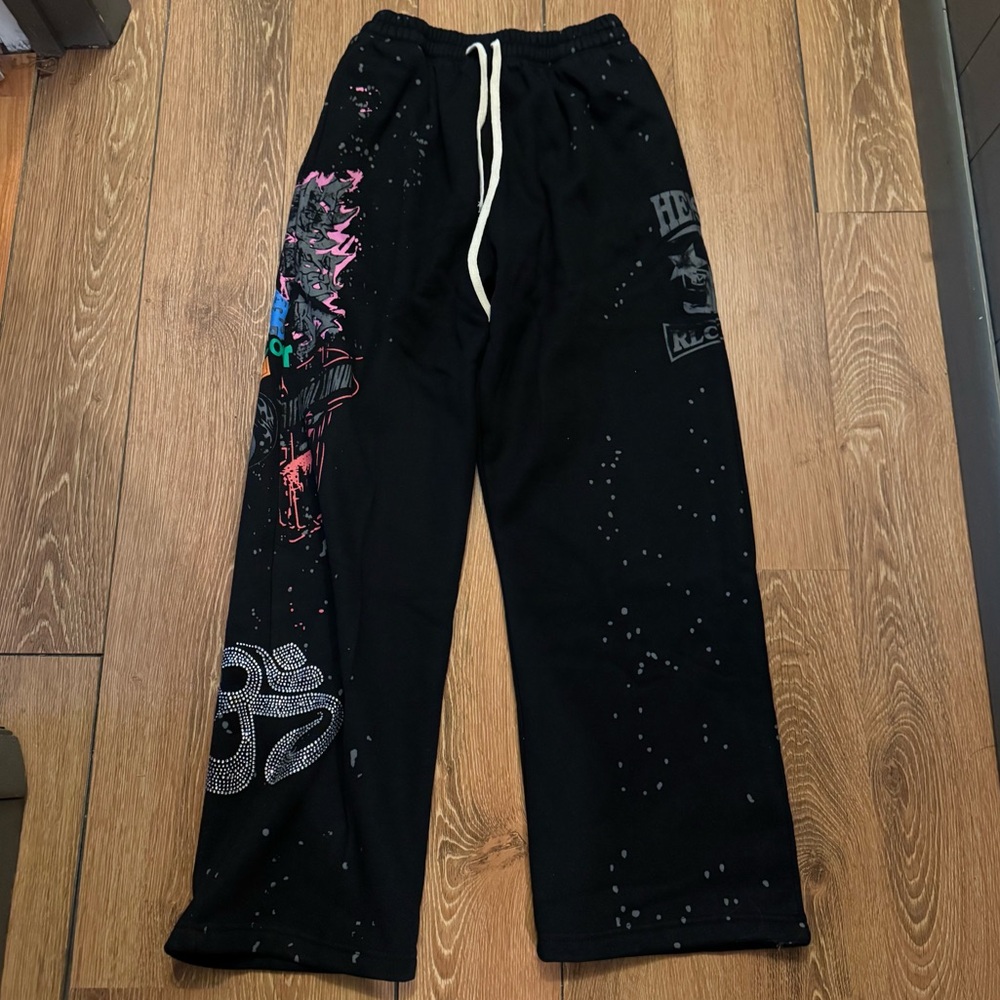 Hellstar Graffiti Sweatpants ‘Black’

Size: S